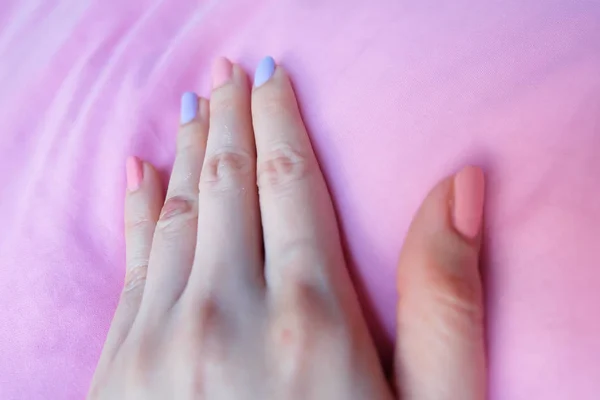 Όμορφη Ροζ Βερνίκι Νυχιών Γυναικεία Χέρια Ροζ Νύχια Μανικιούρ Μεγάλη — Φωτογραφία Αρχείου
