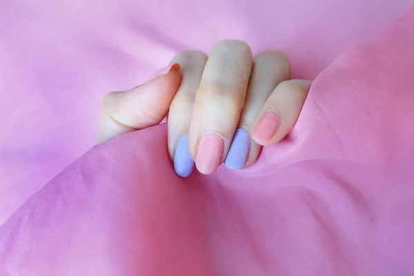 Belo Prego Rosa Polonês Mãos Femininas Com Unhas Cor Rosa — Fotografia de Stock