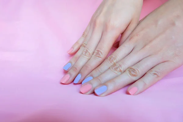 Hermoso Esmalte Uñas Rosa Manos Femeninas Con Uñas Rosadas Manicura — Foto de Stock