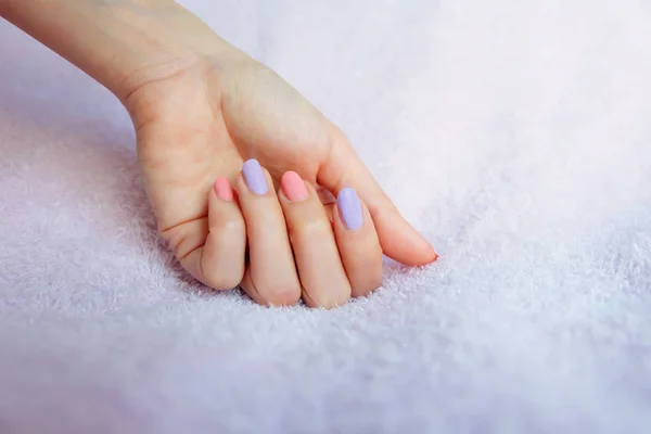 Hermoso Esmalte Uñas Rosa Manos Femeninas Con Uñas Rosadas Manicura — Foto de Stock