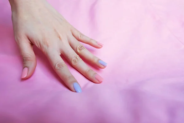 美丽的粉红色指甲波兰 女性手粉红指甲美甲粉红面料背景伟大的任何使用 — 图库照片