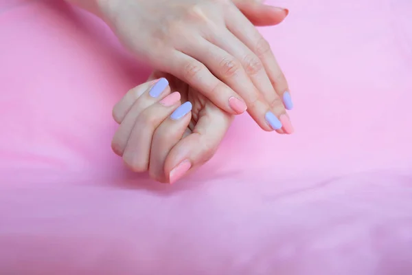Beau Vernis Ongles Rose Mains Féminines Avec Manucure Ongles Roses — Photo