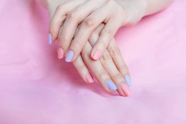 Beau Vernis Ongles Rose Mains Féminines Avec Manucure Ongles Roses — Photo