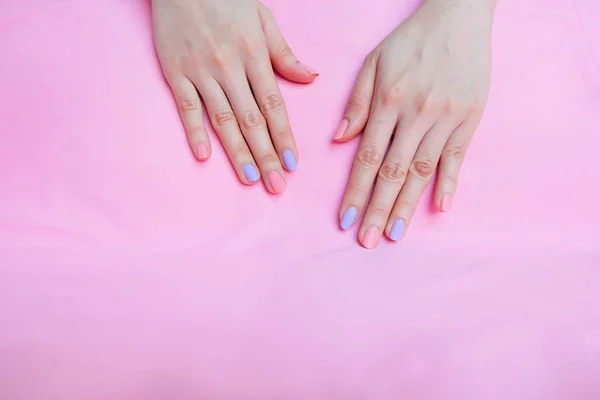 Belo Prego Rosa Polonês Mãos Femininas Com Unhas Cor Rosa — Fotografia de Stock