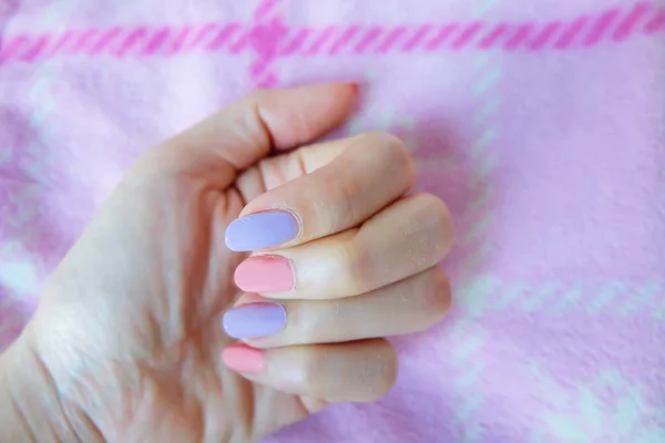 美丽的粉红色指甲波兰 女性手粉红指甲美甲粉红面料背景伟大的任何使用 — 图库照片