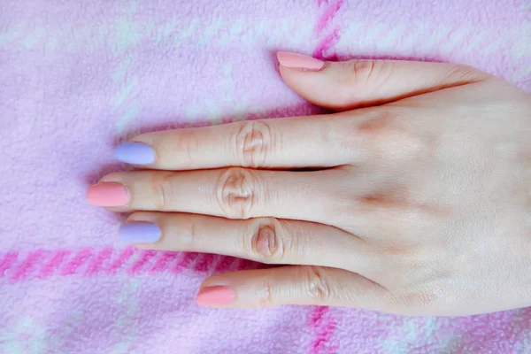 美しいピンクのマニキュア 任意の使用のためのピンク色の生地の背景の偉大なホットピンクの爪マニキュアで女性の手 — ストック写真
