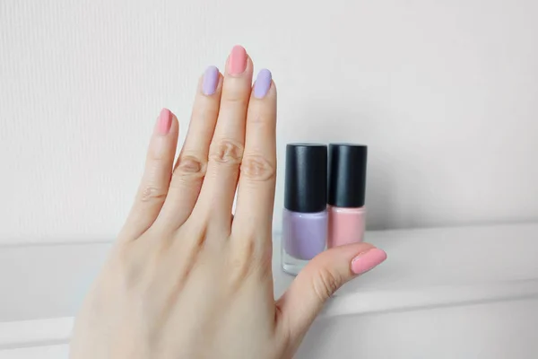 Close Van Handen Met Roze Gelakte Nagels Mooie Roze Nail — Stockfoto