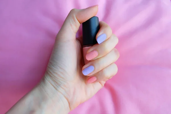 Roze Gelakte Nagels Mooie Roze Nail Manicure Met Roze Fles — Stockfoto