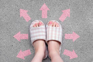 Damalı sıcak terlik. Kadın ayakta pembe Pembe okları yönü olan çimento arka plan büyük üstünde için herhangi bir kullanım ayakkabıları.