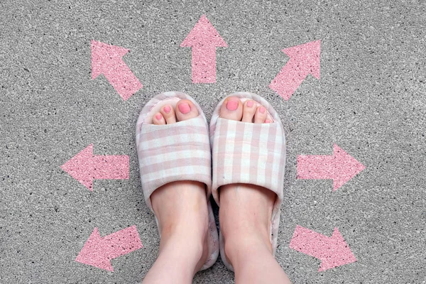 Damalı sıcak terlik. Kadın ayakta pembe Pembe okları yönü olan çimento arka plan büyük üstünde için herhangi bir kullanım ayakkabıları.