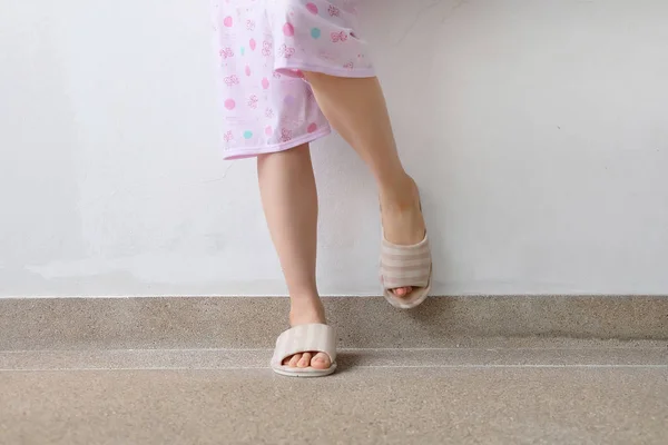 Проверить Теплые Тапочки Розовыми Ногтями Маникюра Женские Ноги Ноги Розовые — стоковое фото