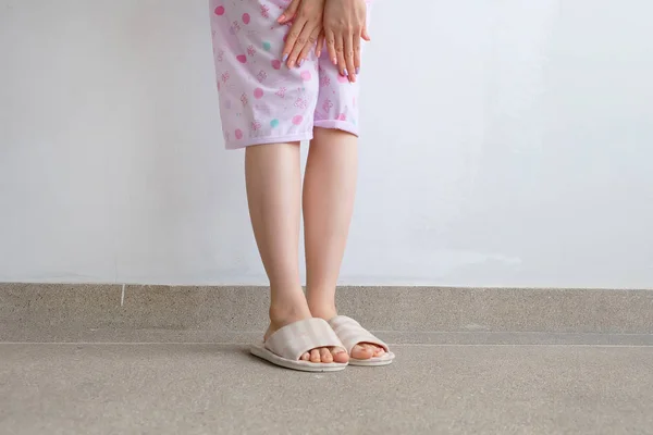 Vrouw Met Een Paar Warme Roze Schoenen Vrouwelijke Benen Roze — Stockfoto