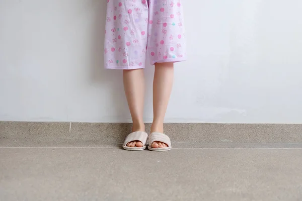 Bir Çift Sıcak Pembe Ayakkabı Ile Duran Kadın Pembe Pijama — Stok fotoğraf