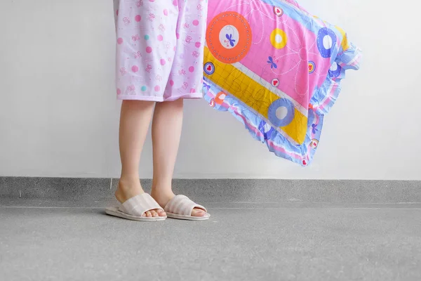 Geruite Warme Pantoffel Vrouwelijke Permanent Roze Pyjama Broek Schoenen Houden — Stockfoto