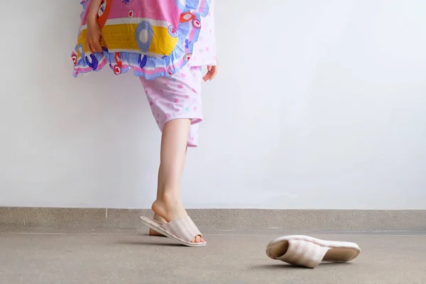 Geruite Warme Pantoffel Vrouwelijke Permanent Roze Pyjama Broek Schoenen Houden — Stockfoto