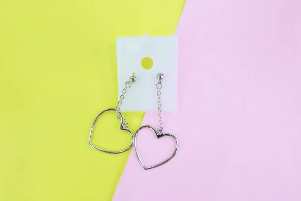 Ohrring Herz Für Liebesromantik Silberohrringe Isoliert Auf Gelbem Und Rosa — Stockfoto