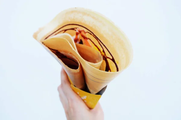 Креп Шоколадним Соусом Десерт Жінка Руки Проведення Млинець Коричневий Білий — стокове фото