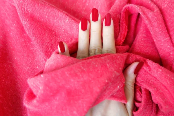 Gyönyörű Piros Köröm Női Kéz Vörös Köröm Manikűr Elszigetelt Vörös — Stock Fotó