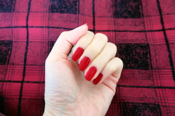 Beleza Red Manicure Prego Com Gel Polonês Mão Mulher Com — Fotografia de Stock