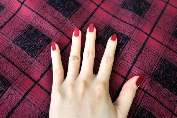 Belleza Manicura Roja Uña Con Gel Polaco Mano Mujer Con — Foto de Stock