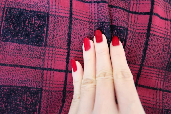 Piękna Czerwona Manicure Paznokci Żel Polski Ręka Kobiety Czerwone Paznokcie — Zdjęcie stockowe