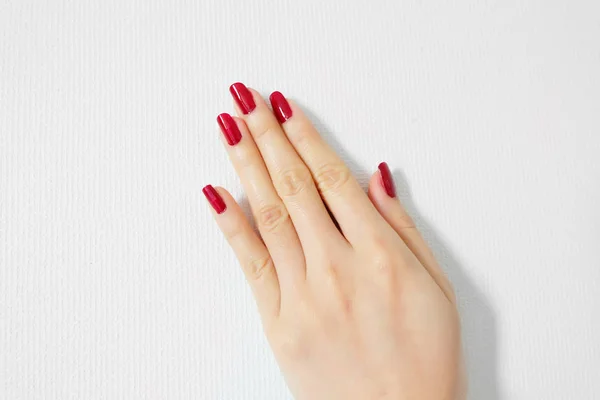 Mulher Bonita Prego Vermelho Mão Feminina Com Unhas Vermelhas Manicure — Fotografia de Stock