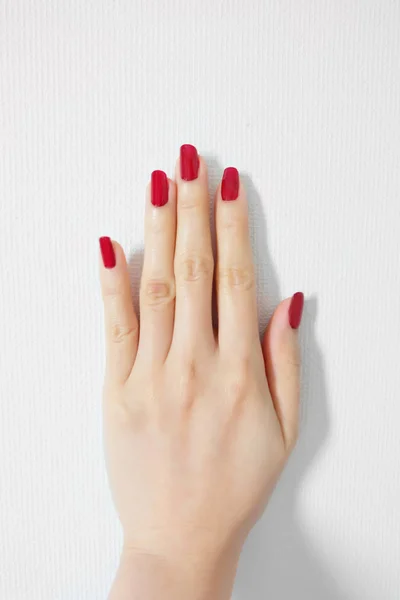 美丽的女人红指甲 女性手与红色指甲指甲隔离在白色的墙壁背景伟大的任何使用 — 图库照片