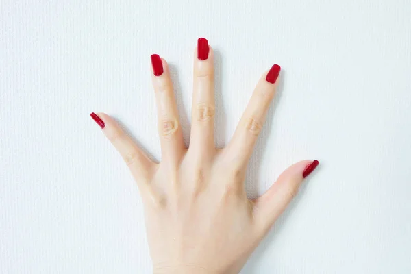 美丽的女人红指甲 女性手与红色指甲指甲隔离在白色的墙壁背景伟大的任何使用 — 图库照片