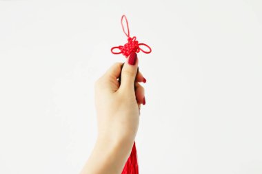 Çin yeni yılı kavramı. Kadın el Holding Talismans için iyi şanslar izole üzerinde beyaz arka plan büyük herhangi bir kullanım için.