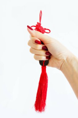 Çin yeni yılı kavramı. Kadın el Holding Talismans için iyi şanslar izole üzerinde beyaz arka plan büyük herhangi bir kullanım için.