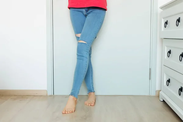 Fechar Manicure Unhas Vermelhas Retrato Mulher Bonita Com Jeans Azuis — Fotografia de Stock