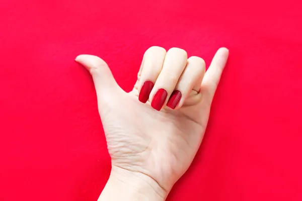 Красивая Женщина Красный Гвоздь Женская Рука Красными Ногтями Маникюр Изолирован — стоковое фото