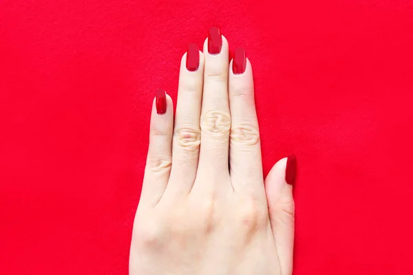 Piękny Woman Czerwony Paznokci Ręka Czerwonym Paznokcie Manicure Białym Tle — Zdjęcie stockowe
