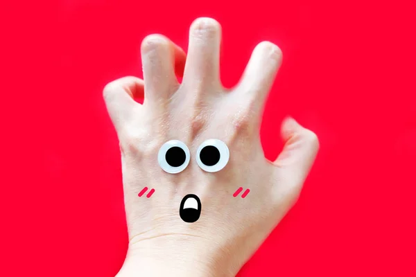 Manicure Paznokci Czerwony Dla Zakochanych Uśmiech Śmieszną Twarz Ręką Czerwone — Zdjęcie stockowe