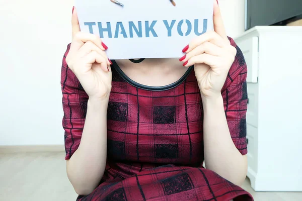 Zpráva Poděkováním Ženská Ruka Pozadí Velké Místnosti Bílé Studio Děkuji — Stock fotografie