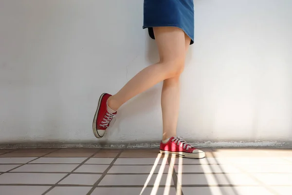 Zapatillas Rojas Espacio Libre Hermosas Piernas Delgadas Mujer Con Zapatos —  Fotos de Stock