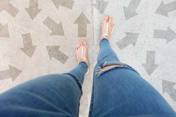 Sapatos Selfie Com Direção Setas Escolhas Pés Mulher Sandália Fundo — Fotografia de Stock