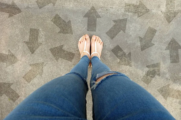 Chaussures Selfie Avec Des Flèches Direction Choix Pieds Femme Sandale — Photo