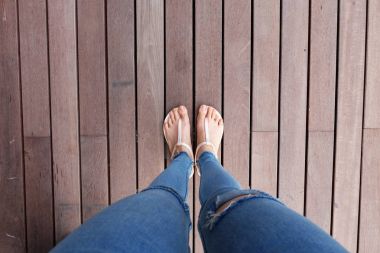 Üstten Görünüm Ayakkabı ve kot eksikliği. Selfie kadın ayakkabıları ahşap zemin arka plan büyük üstünde herhangi bir kullanım için.