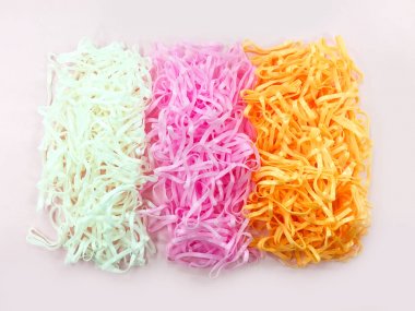 Plastik kauçuk şeritler. Renkli lastik pembe arka plan büyük üstünde herhangi bir kullanım için izole bant yığını.