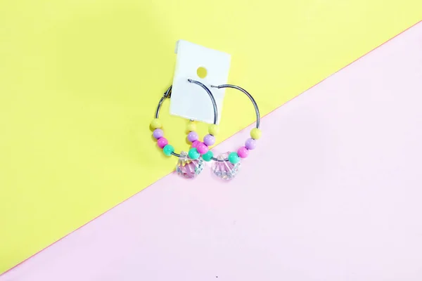 귀걸이 액세서리 사용에 분홍색과 노란색 파스텔 다채로운 귀걸이 — 스톡 사진