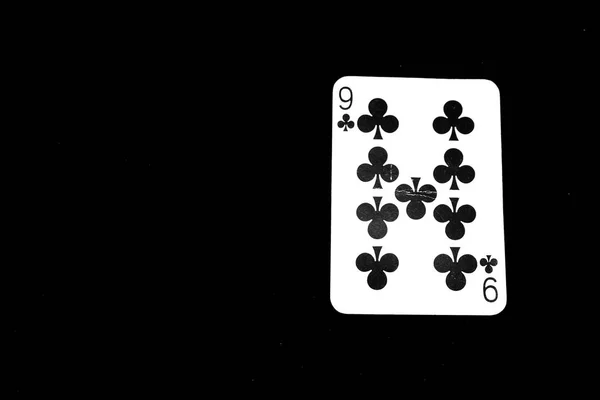 单黑桃玩纸牌赌博 纸牌2在黑色背景下被隔离 — 图库照片