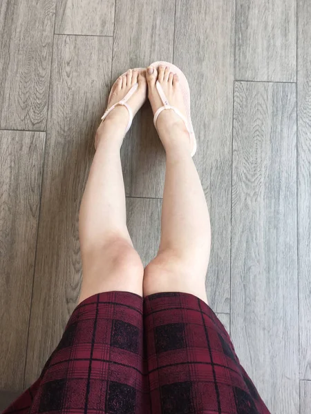 Kobieta Nogi Sobie Różowe Sandały Scot Sukienka Moda Selfie Stóp — Zdjęcie stockowe