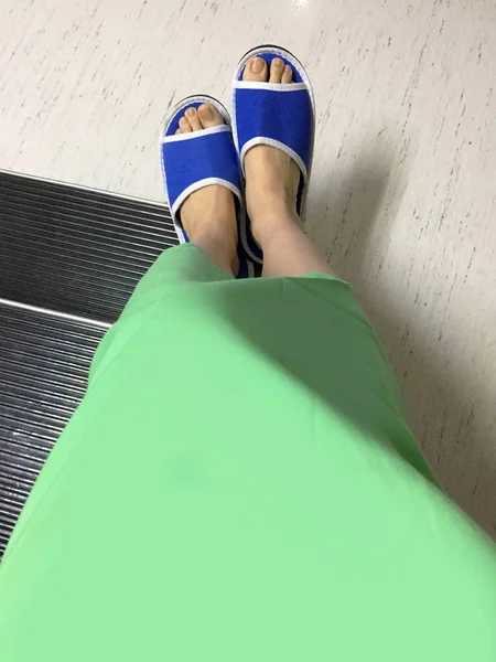 Sapatos Mulher Selfie Para Pacientes Hospital Calçado Azul Vista Superior — Fotografia de Stock