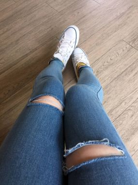 Selfie beyaz ayakkabı üstten görünüm izole hippi. Ahşap arka plan büyük üstünde herhangi bir kullanım için beyaz spor ayakkabı, kot giyen kadın.