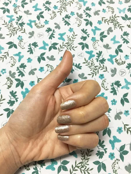 女手灰色指甲指甲 顶部视图 美丽的银色指甲抛光绿叶和蝴蝶织物背景伟大的任何使用 — 图库照片