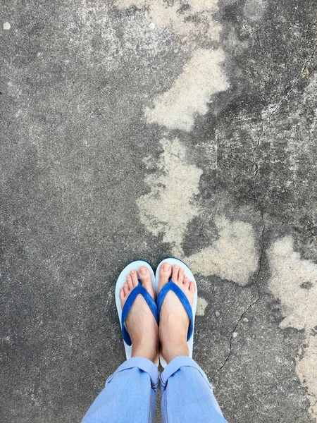 Modrá Flip Flop Izolované Cementové Podlahy Pohled Shora Krásná Žena — Stock fotografie