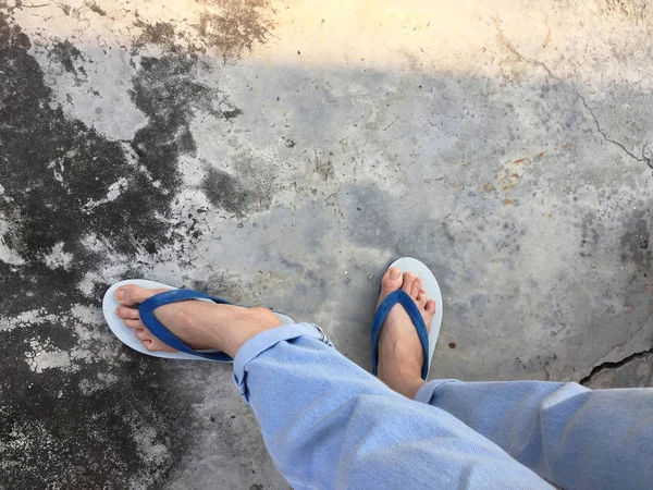 青いフリップ フロップ分離セメントの床 トップ ビューで 使用コンクリートの背景の素晴らしい青い靴とアクセサリーのジーンズを着て美しい女性 — ストック写真