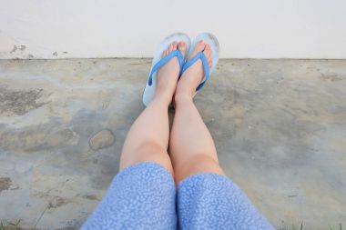 Beton zemin üzerinde en iyi görünüm için izole Selfie mavi ayakkabılar. Mavi giyen kadının ayak elbise ve Flop (Peep) herhangi bir kullanım için çimento zemin arka plan büyük üstünde fiske vurmak.