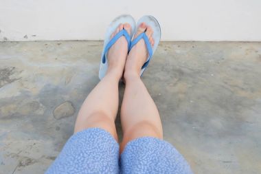 Beton zemin üzerinde en iyi görünüm için izole Selfie mavi ayakkabılar. Mavi giyen kadının ayak elbise ve Flop (Peep) herhangi bir kullanım için çimento zemin arka plan büyük üstünde fiske vurmak.